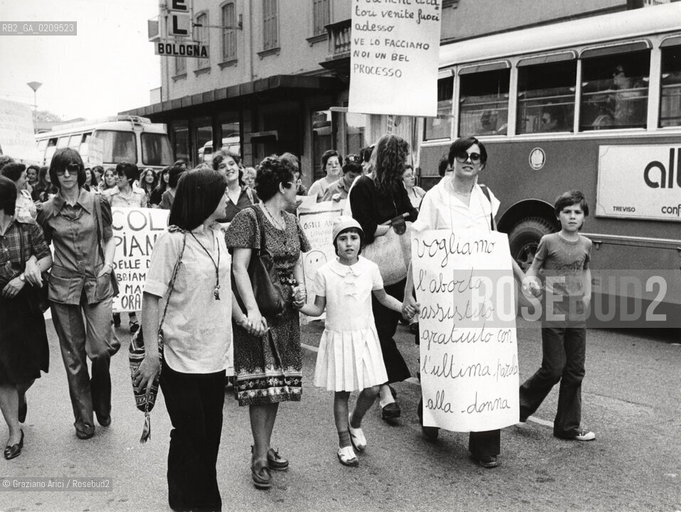 MESTRE 1981 STRISCIONE ALLA MANIFESTAZIONE DI PROTESTA PER I REFERENDUM SULLABORTO © ARCHIVIO Graziano Arici/Rosebud2  FESTA DELLA DONNA 8 MARZO MANIFESTAZIONE CORTEO FEMMINISMO DIRITTI STUDENTESSE MAS