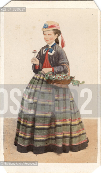 -VENEZIA, SENZA INDICAZIONE D’AUTORE, DONNA CON CESTO DI FIORI , 1 MARZO 1867, STAMPA ALLALBUMINA COLORATA A MANO INCOLLATA SU CARTONE, CARTE DE VISITE, CM CM 6,4X10   ©ARCHIVIO Graziano Arici/Rosebud2  PERSONA, POSATA IN STUDIO FOTOANTICHE.-VENICE, NO AUTHORS INDICATION, WOMAN WITH BASKET FLOWER, 1 MARCH 1867. ALBUMEN PHOTOGRAPH HAND PAINTING, MOUNTED ON CARDBOARD, CARTE DE VISITE CM 6,4X10 ©Graziano Arici / rosebud2