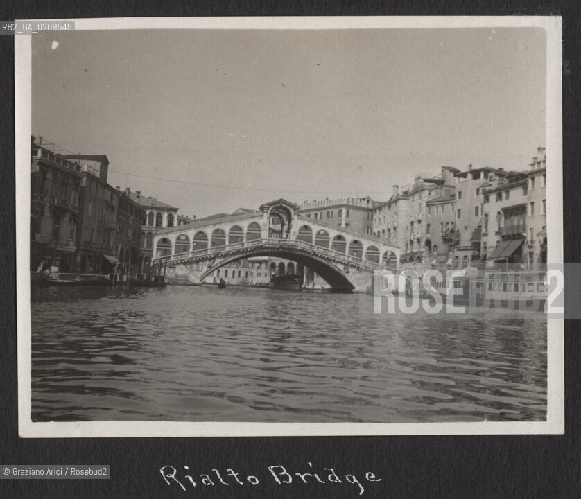 -VENEZIA, SENZA INDICAZIONE DAUTORE, PONTE DI RIALTO, 1915 C.A. STAMPA ALLALBUMINA INCOLLATA SU CARTONE,  CM 11X8,5   ©ARCHIVIO Graziano Arici/Rosebud2  FOTOANTICHE.-VENICE, SENZA INDICAZIONE DAUTORE, PONTE DI RIALTO. 1915 C.A. ALBUMEN PHOTOGRAPH MOUNTED ON CARDBOARD, CM 11X8,5   ©Graziano Arici/Rosebud2 