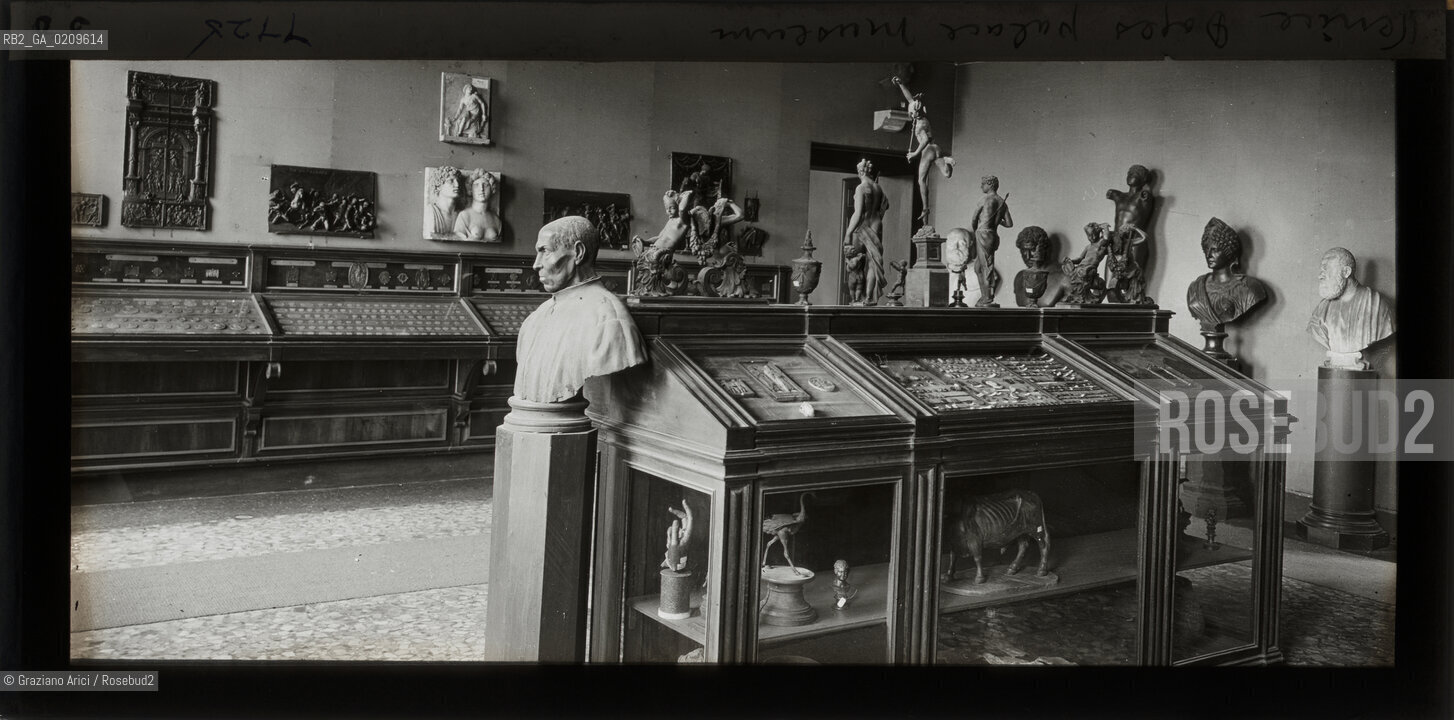 -VENEZIA, ALEXANDER LAMONT HENDERSON, PALAZZO DUCALE, MUSEO SENZA DATA. LASTRA PANORAMICA IN VETRO PER LANTERNA MAGICA, 16,5X8  ©ARCHIVIO Graziano Arici/Rosebud2   FOTOANTICHE.-VENICE, ALEXANDER LAMONT HENDERSON, DOGE’S PALACE, MUSEUM, UNDATED. PANORAMIC GLASS SLIDE FOR MAGIC LANTERN, CM 16,5X8 ©Graziano Arici / rosebud2