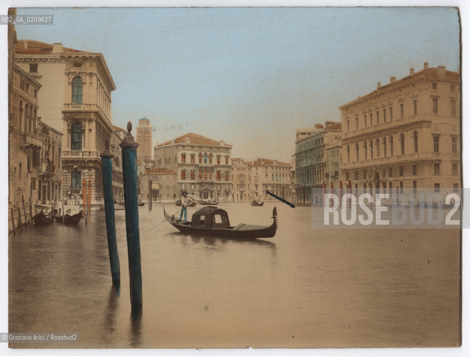 -VENEZIA, SENZA INDICAZIONE D’AUTORE, CANAL GRANDE, SENZA DATA. STAMPA ALLALBUMINA COLORATA A MANO  INCOLLATA SU CARTONE,  CM 24,3X18,2   ©ARCHIVIO Graziano Arici/Rosebud2  GONDOLA, FOTOANTICHE.-VENICE, NO AUTHOR’S INDICATION, CANAL GRANDE, UNDATED. ALBUMEN PHOTOGRAPH HAND COLORED  MOUNTED ON CARDBOARD, CM 24,3X18,2 ©Graziano Arici / rosebud2