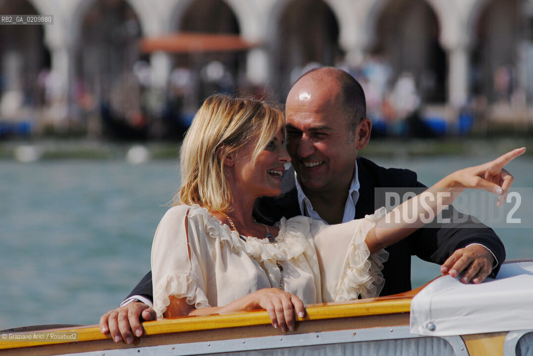 VENICE, 29.08.08. 65th VENICE INTERNATIONAL FILM FESTIVAL. FILM  UN GIORNO PERFETTO , THE DIRECTOR FERZAN OZPETEK AND THE ACTRESS ISABELLA FERRARI © MARTABUSO/ARICI/GRAZIANERI