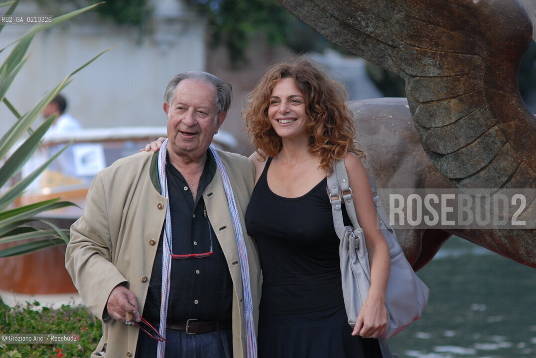VENICE, 03.09.08. 65th VENICE INTERNATIONAL FILM FESTIVAL. THE FILM DIRECTOR TINTO BRASS AND THE ACTRESS CATERINA VARZI © MARTABUSO/ARICI/GRAZIANERI CINEMA