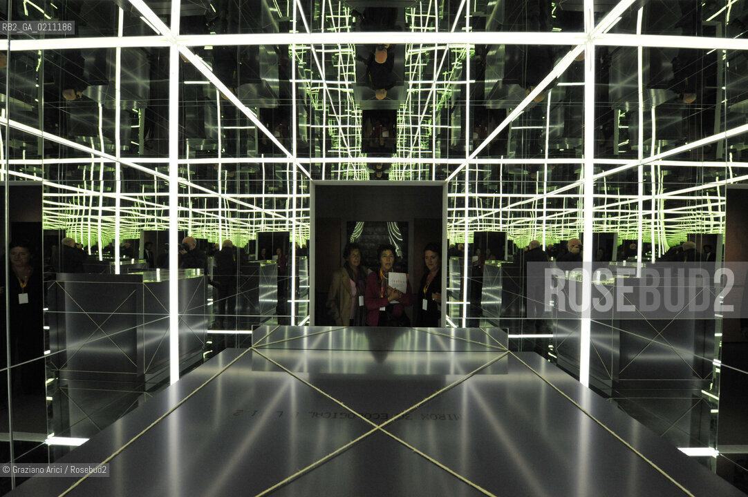 VENICE 24/09/08 THE EXPOSITION IN PALAZZO GRASSI  ITALICS  WITH THE WORK  THE CUBIC METER OF INFINITY IN A MIRRORING CUBE  BY MICHELANGELO PISTOLETTO ©Graziano Arici/Rosebud2 ARTE CONTEMPORANEA