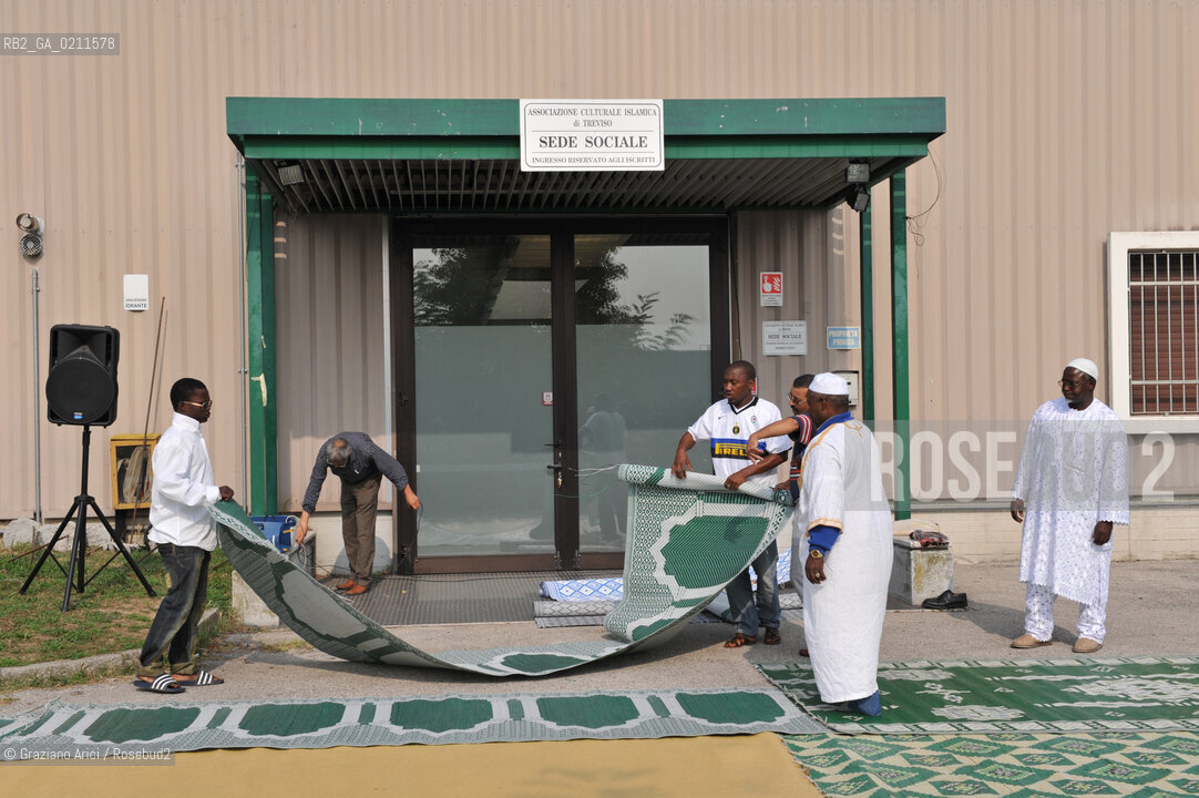 TREVISO 17/10/08 - THE FRIDAY PRAYER OF THE ISLAMIC COMMUNITY OF TREVISO - THE ISLAMIC COMMUNITY IS NOT ALLOWED TO USE HIS OWN SPACE IN VILLORBA (TV) FOR THE PRAYER. SO THE MUSLIMS MUST PRAY IN THE PARKING IN FRONT OF THE BUILDING.©Graziano Arici/Rosebud2 MUSSULMANO RELIGIONE ISLAMICO PREGHIERA MOSCHEA