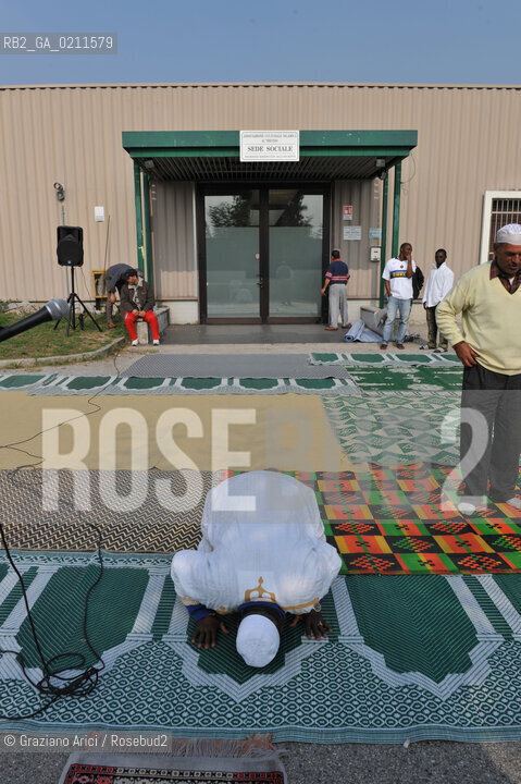 TREVISO 17/10/08 - THE FRIDAY PRAYER OF THE ISLAMIC COMMUNITY OF TREVISO - THE ISLAMIC COMMUNITY IS NOT ALLOWED TO USE HIS OWN SPACE IN VILLORBA (TV) FOR THE PRAYER. SO THE MUSLIMS MUST PRAY IN THE PARKING IN FRONT OF THE BUILDING.©Graziano Arici/Rosebud2 MUSSULMANO RELIGIONE ISLAMICO PREGHIERA MOSCHEA