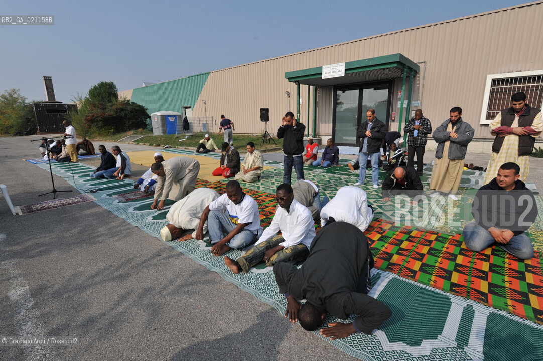 TREVISO 17/10/08 - THE FRIDAY PRAYER OF THE ISLAMIC COMMUNITY OF TREVISO - THE ISLAMIC COMMUNITY IS NOT ALLOWED TO USE HIS OWN SPACE IN VILLORBA (TV) FOR THE PRAYER. SO THE MUSLIMS MUST PRAY IN THE PARKING IN FRONT OF THE BUILDING.©Graziano Arici/Rosebud2 MUSSULMANO RELIGIONE ISLAMICO PREGHIERA MOSCHEA