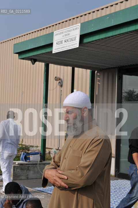 TREVISO 17/10/08 - THE FRIDAY PRAYER OF THE ISLAMIC COMMUNITY OF TREVISO - THE ISLAMIC COMMUNITY IS NOT ALLOWED TO USE HIS OWN SPACE IN VILLORBA (TV) FOR THE PRAYER. SO THE MUSLIMS MUST PRAY IN THE PARKING IN FRONT OF THE BUILDING.©Graziano Arici/Rosebud2 MUSSULMANO RELIGIONE ISLAMICO PREGHIERA MOSCHEA