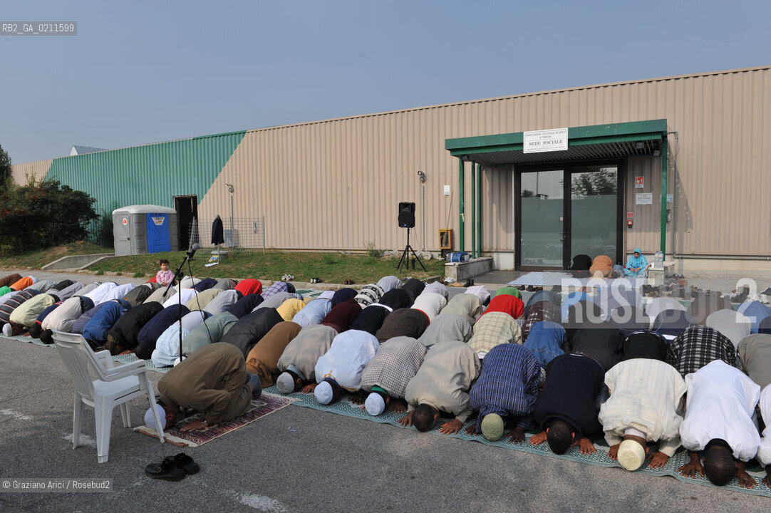 TREVISO 17/10/08 - THE FRIDAY PRAYER OF THE ISLAMIC COMMUNITY OF TREVISO - THE ISLAMIC COMMUNITY IS NOT ALLOWED TO USE HIS OWN SPACE IN VILLORBA (TV) FOR THE PRAYER. SO THE MUSLIMS MUST PRAY IN THE PARKING IN FRONT OF THE BUILDING.©Graziano Arici/Rosebud2 MUSSULMANO RELIGIONE ISLAMICO PREGHIERA MOSCHEA