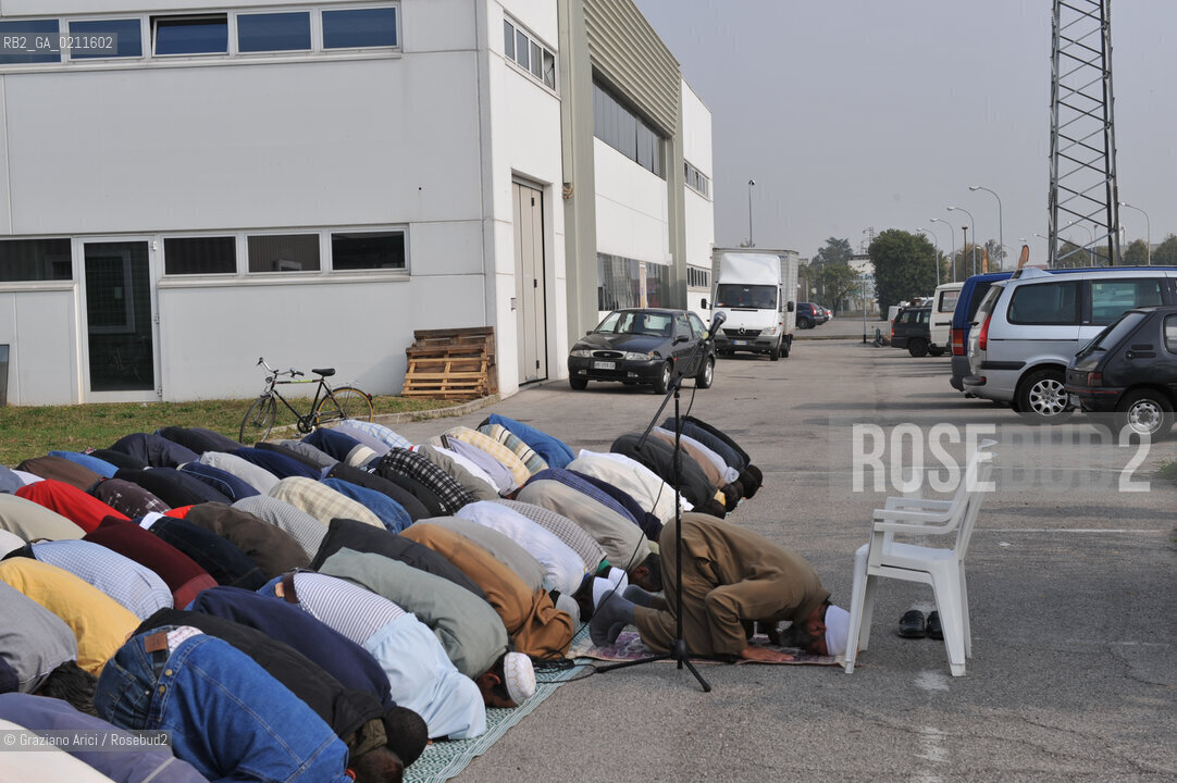 TREVISO 17/10/08 - THE FRIDAY PRAYER OF THE ISLAMIC COMMUNITY OF TREVISO - THE ISLAMIC COMMUNITY IS NOT ALLOWED TO USE HIS OWN SPACE IN VILLORBA (TV) FOR THE PRAYER. SO THE MUSLIMS MUST PRAY IN THE PARKING IN FRONT OF THE BUILDING.©Graziano Arici/Rosebud2 MUSSULMANO RELIGIONE ISLAMICO PREGHIERA MOSCHEA