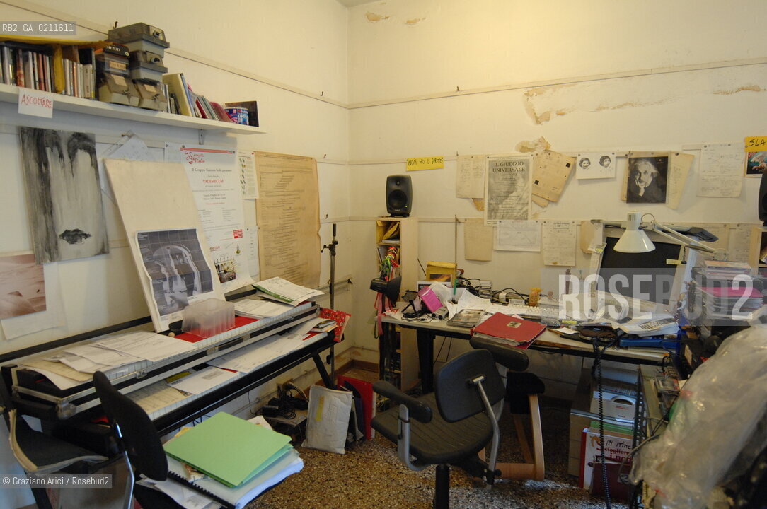 VENEZIA APRILE 2008 - IL COMPOSITORE DI MUSICA CONTEMPORANEA CLAUDIO AMBROSINI NEL SUO STUDIO A VENEZIA©Graziano Arici/Rosebud2