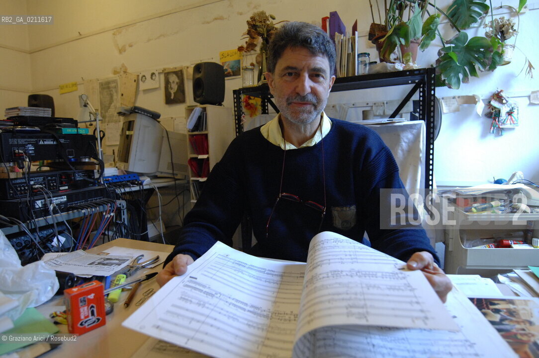VENEZIA APRILE 2008 - IL COMPOSITORE DI MUSICA CONTEMPORANEA CLAUDIO AMBROSINI NEL SUO STUDIO A VENEZIA©Graziano Arici/Rosebud2