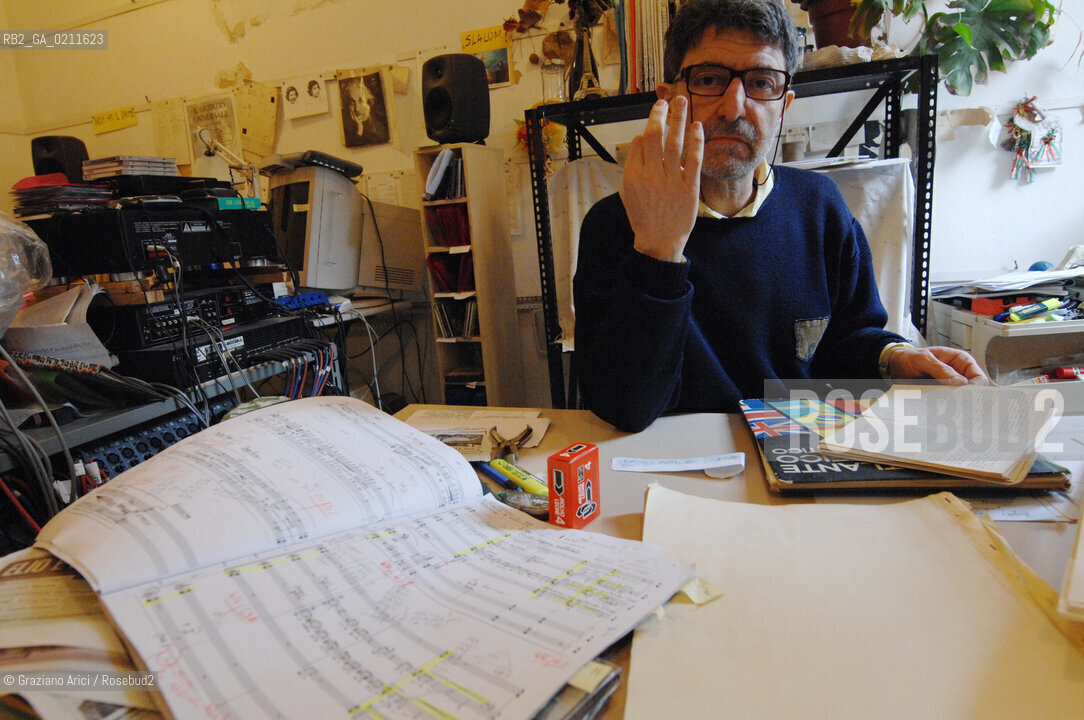 VENEZIA APRILE 2008 - IL COMPOSITORE DI MUSICA CONTEMPORANEA CLAUDIO AMBROSINI NEL SUO STUDIO A VENEZIA©Graziano Arici/Rosebud2