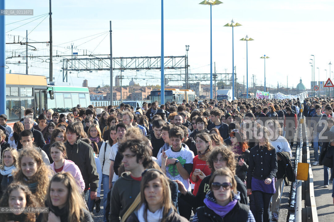 VENEZIA OTTOBRE 2008 - MANIFESTAZIONE STUDENTESCA CONTRO LA LEGGE GELMINI A PIAZZALE ROMA E SUL PONTE DELLA LIBERTA ©Graziano Arici/Rosebud2 CORTEO STUDENTE