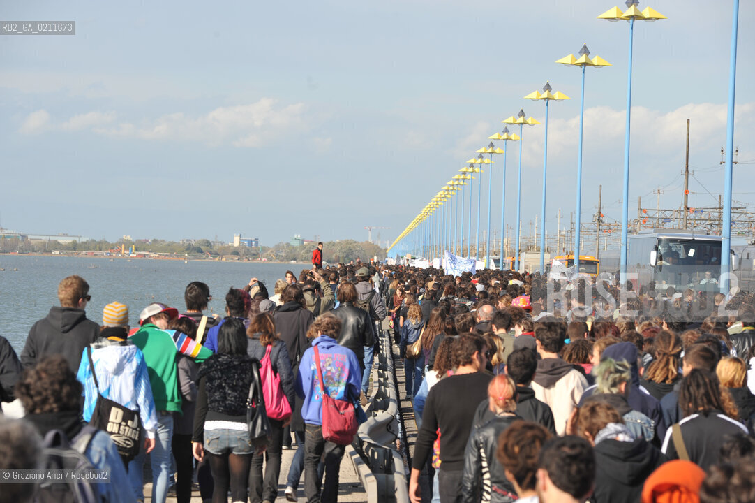 VENEZIA OTTOBRE 2008 - MANIFESTAZIONE STUDENTESCA CONTRO LA LEGGE GELMINI A PIAZZALE ROMA E SUL PONTE DELLA LIBERTA ©Graziano Arici/Rosebud2 CORTEO STUDENTE