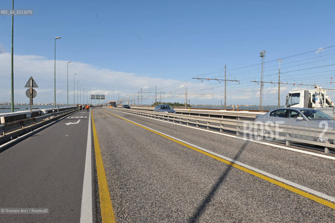 VENEZIA OTTOBRE 2008 - MANIFESTAZIONE STUDENTESCA CONTRO LA LEGGE GELMINI A PIAZZALE ROMA E SUL PONTE DELLA LIBERTA ©Graziano Arici/Rosebud2 CORTEO STUDENTE