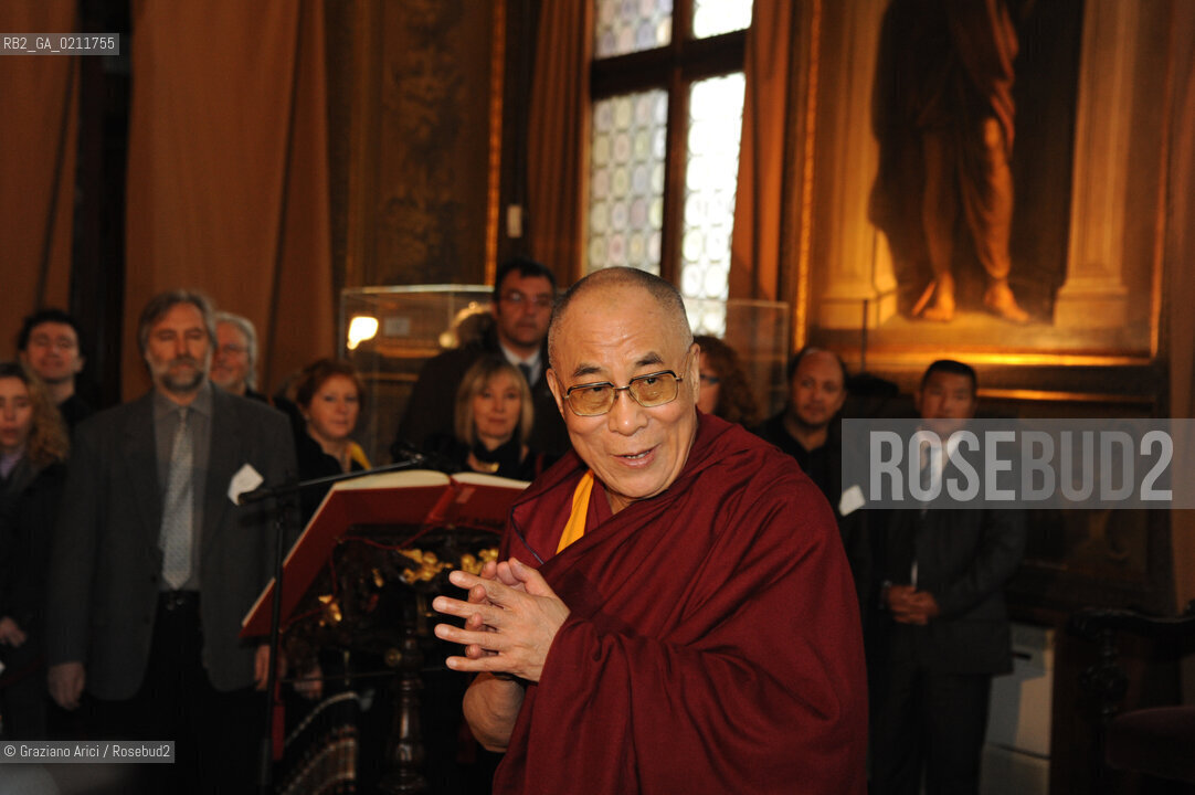 VENICE,10.02.2009. THE OFFICIAL VISIT OF THE DALAI LAMA,TENZIN GYATSO, TO VENICE: THE SPIRITUAL LEADER DURING THE VISIT TO THE  BIBLIOTECA NAZIONALE MARCIANA ©MARTABUSO/ARICI/GRAZIANERI POLITICA RELIGIONE