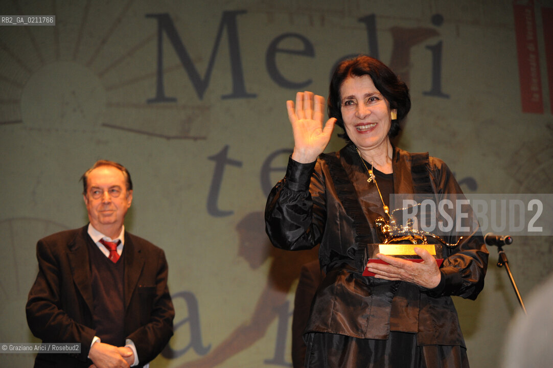 VENICE,20.02.2009.BIENNALE 2009.40th INTERNATIONAL THEATRE FESTIVAL.THE ACTRESS IRENE PAPAS DURING THE GOLDEN LION FOR LIFETIME ACHIEVEMENT AWARD CEREMONY WITH MAURIZIO SCAPARRO ©MARTA BUSO/ARICI/GRAZIANERI TEATRO BIENNALE ATTRICE LEONE DORO