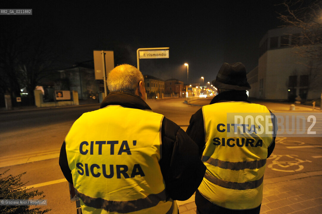 PADUA 27/02/09 : PATROLS OF CITIZENS COMMITEES AGAINST THE CRIME IN THE NIGHT STREETS ©Graziano Arici/Rosebud2 RONDA A PADOVA