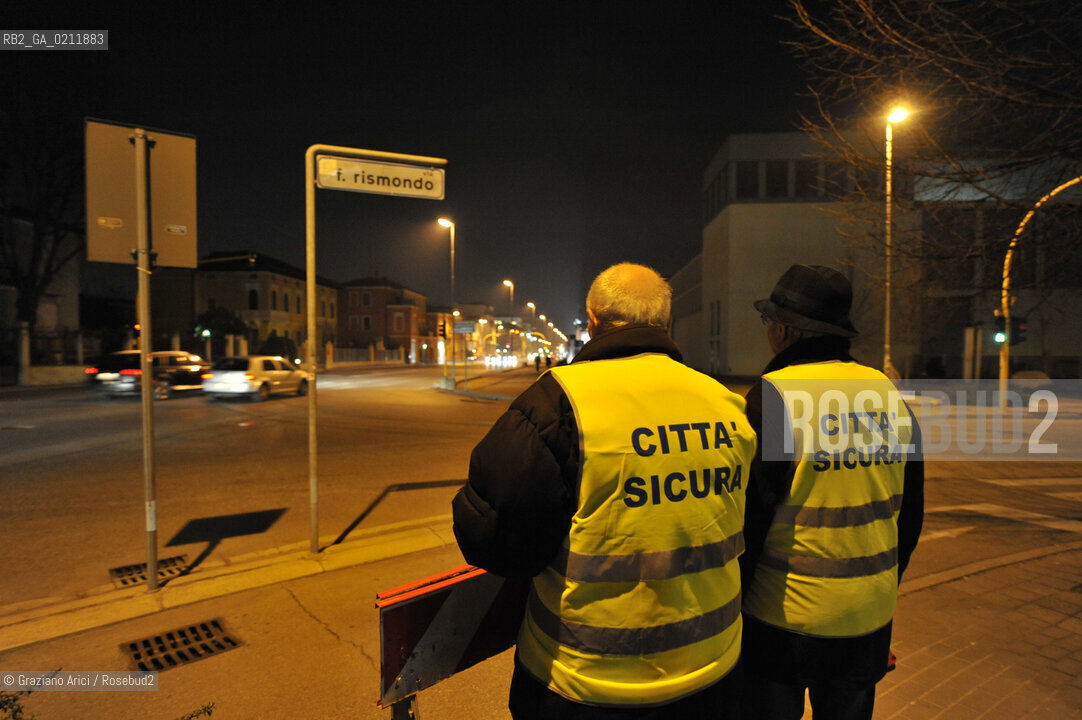 PADUA 27/02/09 : PATROLS OF CITIZENS COMMITEES AGAINST THE CRIME IN THE NIGHT STREETS ©Graziano Arici/Rosebud2 RONDA A PADOVA