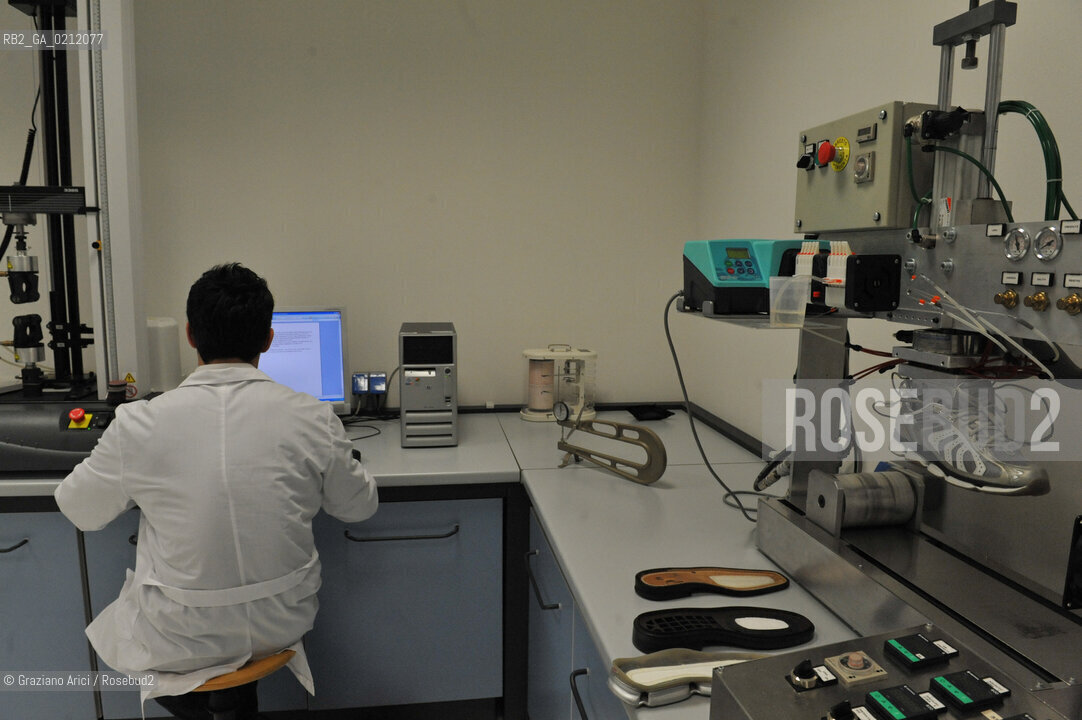 MONTEBELLUNA (TREVISO) - THE GEOX SHOES FACTORY ©Graziano Arici/Rosebud2 SCARPE POLEGATO FABBRICA OPERAIO