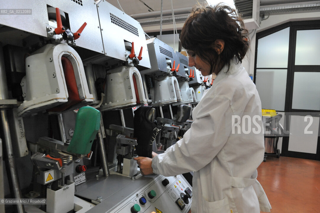 MONTEBELLUNA (TREVISO) - THE GEOX SHOES FACTORY ©Graziano Arici/Rosebud2 SCARPE POLEGATO FABBRICA OPERAIO