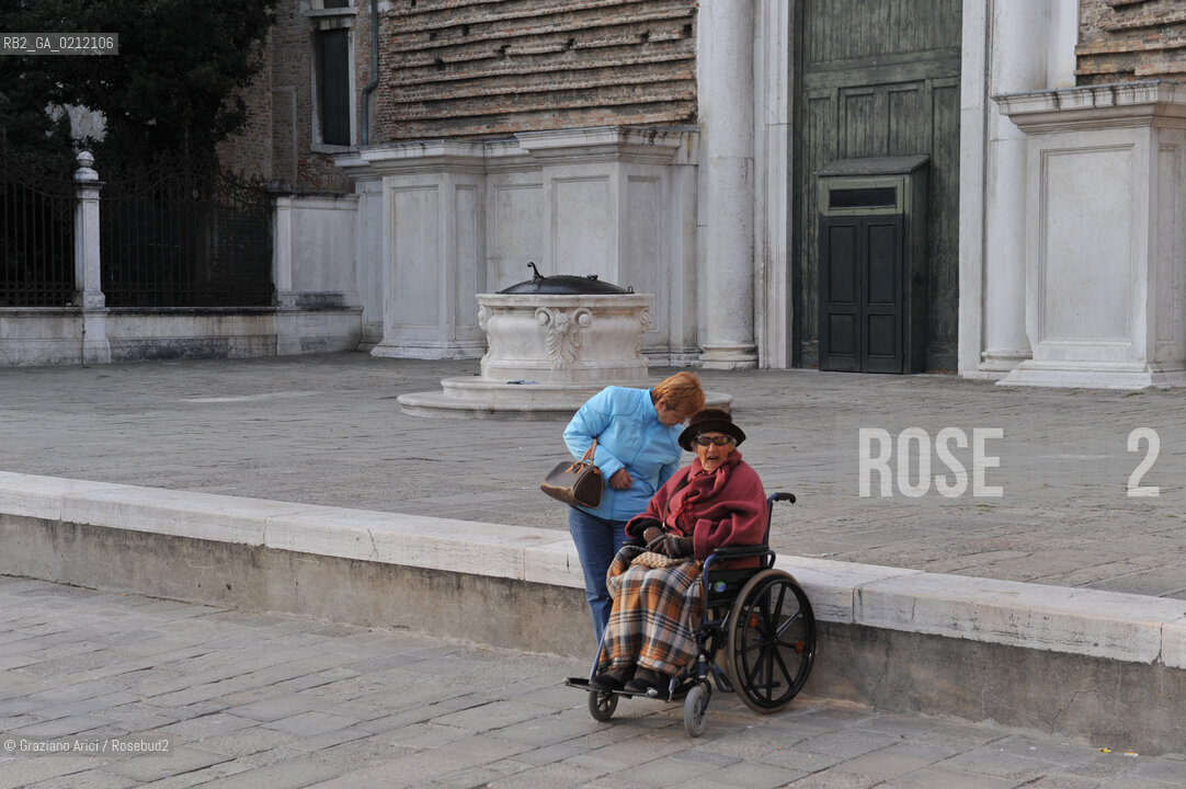 VENEZIA OTTOBRE 2008 - PERSONA ANZIANA AGED PEOPLE CON BADANTE CANAL GRANDE  ©Graziano Arici/Rosebud2