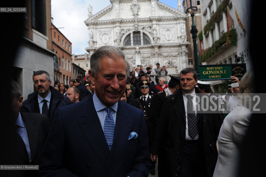 VENICE 28/04/09 - CHARLES, THE PRINCE OF WALES AND CAMILLA, DUCHESS OF CORNWALL VISITING LA FENICE THEATRE IN VENICE © MARTA BUSO/ARICI/GRAZIA NERI PRINCIPE NOBILE GALLES