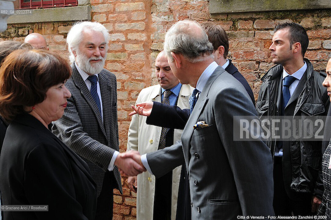 THE PRINCE OF WALES VISITING A LITTLE OLD HOUSE IN VENICE RESTORED BY IN PERIL FOUND AND UNESCO - ARICI/GRAZIA NERI PRINCIPE NOBILE GALLES