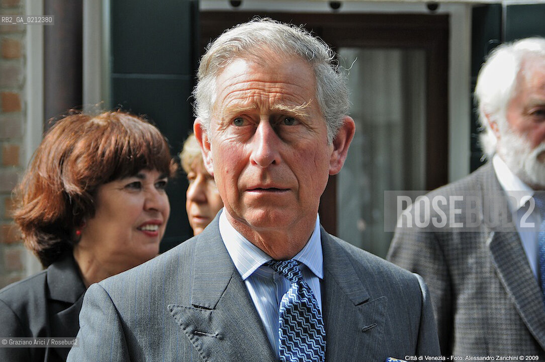 THE PRINCE OF WALES VISITING A LITTLE OLD HOUSE IN VENICE RESTORED BY IN PERIL FOUND AND UNESCO - ARICI/GRAZIA NERI PRINCIPE NOBILE GALLES