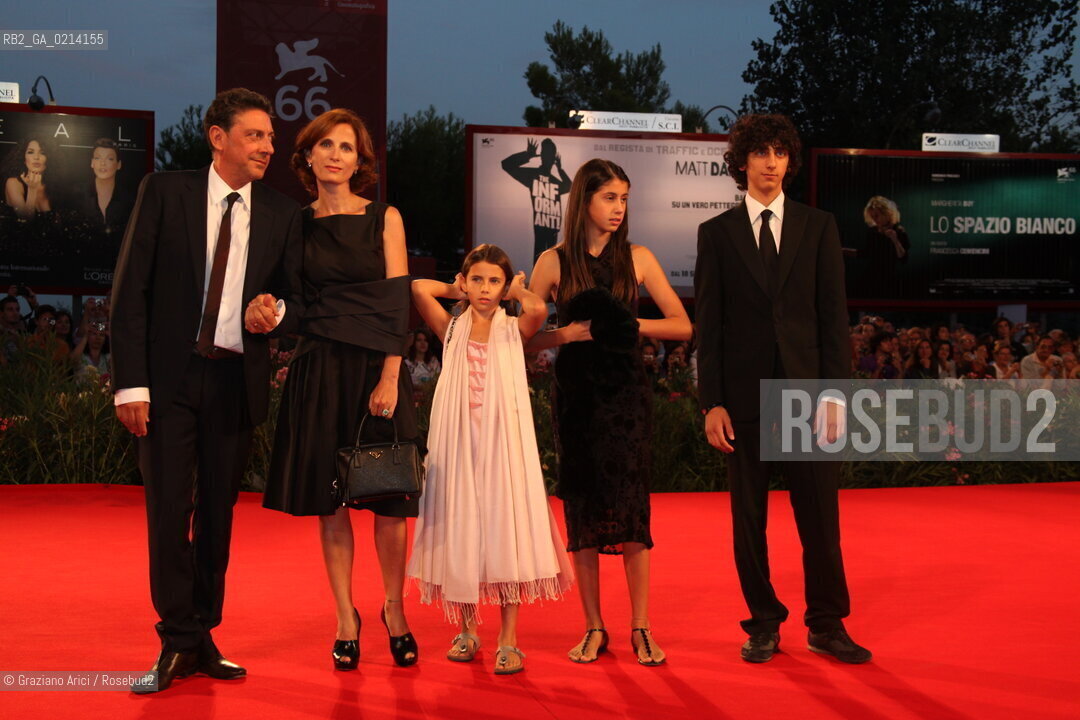 Italy, Venice - September 06th, 2009.66th VENICE INTERNATIONAL FILM FESTIVAL - RED CARPET FILM: 36 VUES DU PIC SAINT LOUP. THE ACTOR SERGIO CASTELLITTO WITH HIS WIFE MARGARETH MAZZANTINI AND THEIR CHILDREN