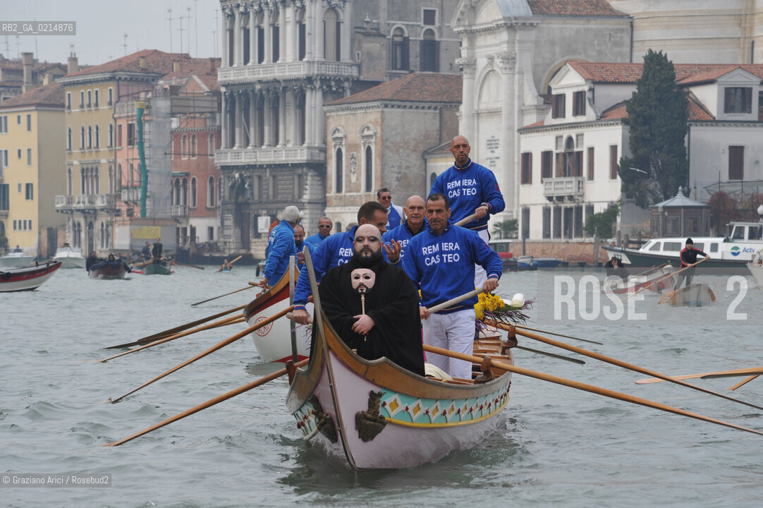 VENICE, NOVEMBER, 14TH 2009 - THE SYMBOLIC FUNERAL OF VENICE IN THE GRAND CANAL BY THE GROUP WWW.VENESSIA.COM. THE NUMBER OF VENITIAN CITIZENS NOW IS THE LOWEST IN HIS HISTORY, MINUS OF 60.000 ©Graziano Arici/Rosebud2/BLACKARCHIVES