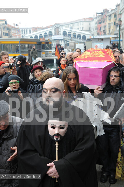 VENICE, NOVEMBER, 14TH 2009 - THE SYMBOLIC FUNERAL OF VENICE IN THE GRAND CANAL BY THE GROUP WWW.VENESSIA.COM. THE NUMBER OF VENITIAN CITIZENS NOW IS THE LOWEST IN HIS HISTORY, MINUS OF 60.000 ©Graziano Arici/Rosebud2/BLACKARCHIVES