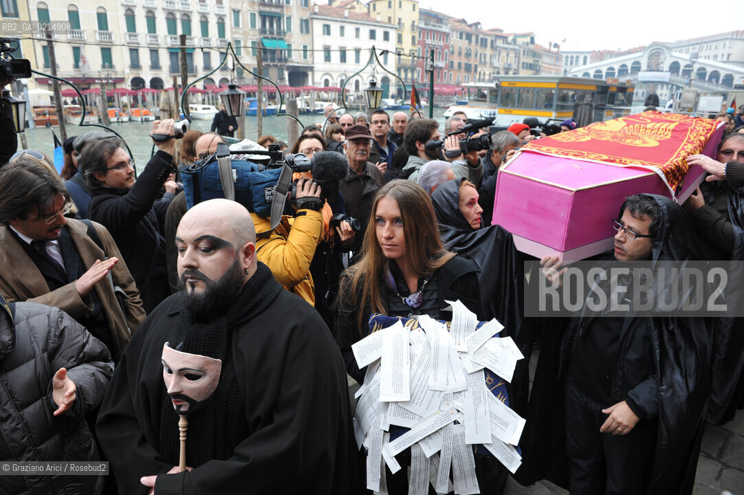VENICE, NOVEMBER, 14TH 2009 - THE SYMBOLIC FUNERAL OF VENICE IN THE GRAND CANAL BY THE GROUP WWW.VENESSIA.COM. THE NUMBER OF VENITIAN CITIZENS NOW IS THE LOWEST IN HIS HISTORY, MINUS OF 60.000 ©Graziano Arici/Rosebud2/BLACKARCHIVES