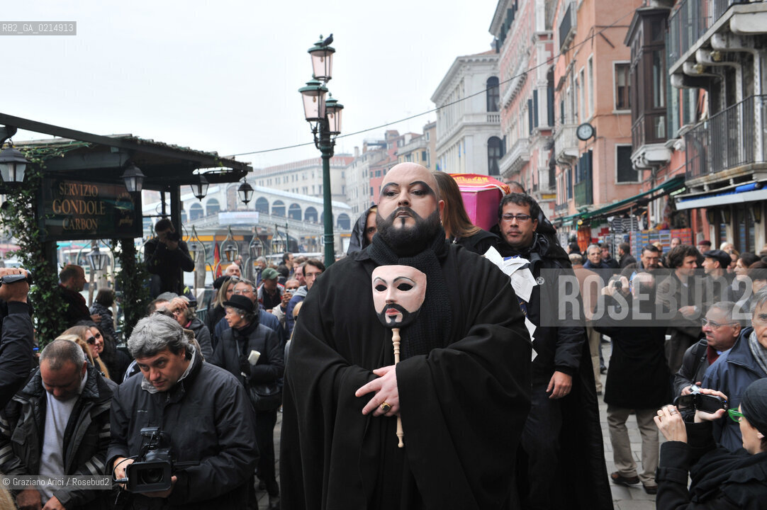 VENICE, NOVEMBER, 14TH 2009 - THE SYMBOLIC FUNERAL OF VENICE IN THE GRAND CANAL BY THE GROUP WWW.VENESSIA.COM. THE NUMBER OF VENITIAN CITIZENS NOW IS THE LOWEST IN HIS HISTORY, MINUS OF 60.000 ©Graziano Arici/Rosebud2/BLACKARCHIVES