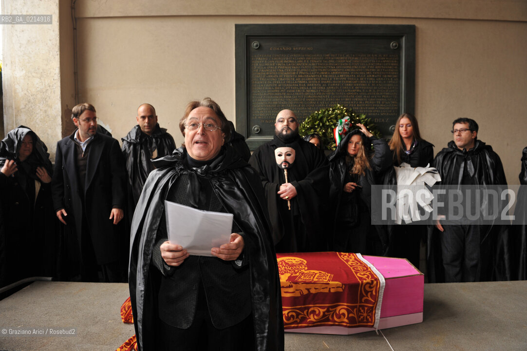 VENICE, NOVEMBER, 14TH 2009 - THE SYMBOLIC FUNERAL OF VENICE IN THE GRAND CANAL BY THE GROUP WWW.VENESSIA.COM. THE NUMBER OF VENITIAN CITIZENS NOW IS THE LOWEST IN HIS HISTORY, MINUS OF 60.000 ©Graziano Arici/Rosebud2/BLACKARCHIVES