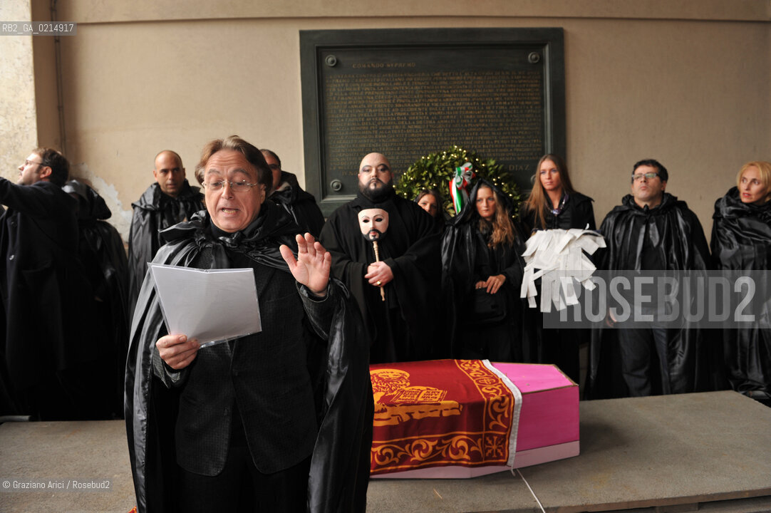 VENICE, NOVEMBER, 14TH 2009 - THE SYMBOLIC FUNERAL OF VENICE IN THE GRAND CANAL BY THE GROUP WWW.VENESSIA.COM. THE NUMBER OF VENITIAN CITIZENS NOW IS THE LOWEST IN HIS HISTORY, MINUS OF 60.000 ©Graziano Arici/Rosebud2/BLACKARCHIVES