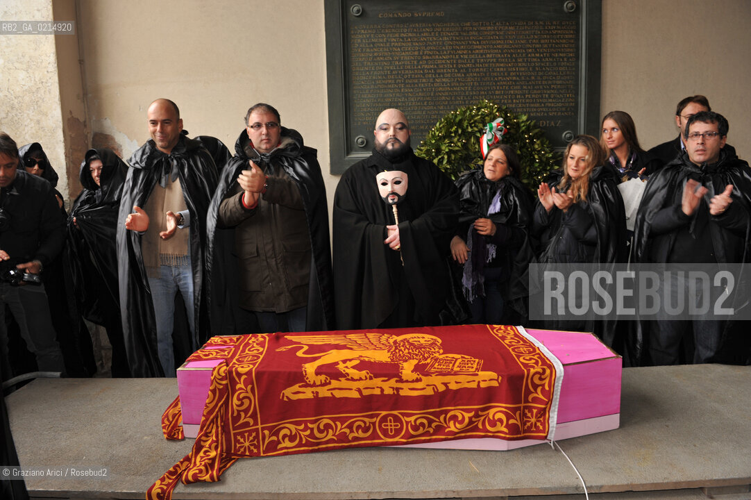 VENICE, NOVEMBER, 14TH 2009 - THE SYMBOLIC FUNERAL OF VENICE IN THE GRAND CANAL BY THE GROUP WWW.VENESSIA.COM. THE NUMBER OF VENITIAN CITIZENS NOW IS THE LOWEST IN HIS HISTORY, MINUS OF 60.000 ©Graziano Arici/Rosebud2/BLACKARCHIVES