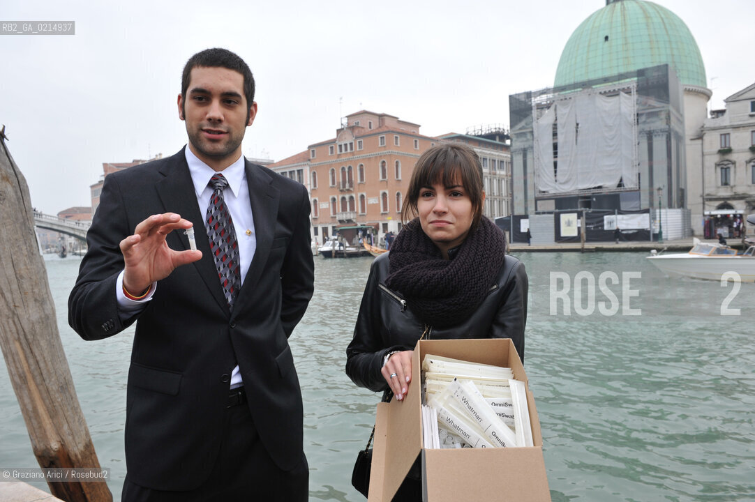 VENICE, NOVEMBER, 14TH 2009 - THE SYMBOLIC FUNERAL OF VENICE IN THE GRAND CANAL BY THE GROUP WWW.VENESSIA.COM. THE NUMBER OF VENITIAN CITIZENS NOW IS THE LOWEST IN HIS HISTORY, MINUS OF 60.000 : STUDENTS OF THE WPI-VENICE PROJECT CENTER OF NATIONAL GEOGRAFIC KEEP SOME BYOLOGICAL TRACES ON VENITIAN PEOPLE TO FIND A VENETIAN GENOMA ©Graziano Arici/Rosebud2/BLACKARCHIVES