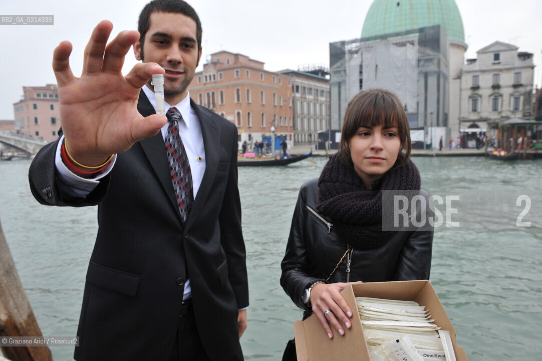 VENICE, NOVEMBER, 14TH 2009 - THE SYMBOLIC FUNERAL OF VENICE IN THE GRAND CANAL BY THE GROUP WWW.VENESSIA.COM. THE NUMBER OF VENITIAN CITIZENS NOW IS THE LOWEST IN HIS HISTORY, MINUS OF 60.000 : STUDENTS OF THE WPI-VENICE PROJECT CENTER OF NATIONAL GEOGRAFIC KEEP SOME BYOLOGICAL TRACES ON VENITIAN PEOPLE TO FIND A VENETIAN GENOMA ©Graziano Arici/Rosebud2/BLACKARCHIVES