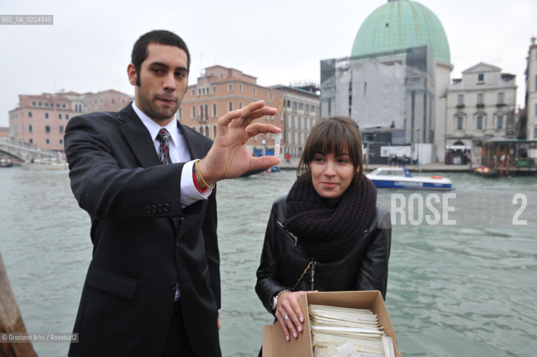 VENICE, NOVEMBER, 14TH 2009 - THE SYMBOLIC FUNERAL OF VENICE IN THE GRAND CANAL BY THE GROUP WWW.VENESSIA.COM. THE NUMBER OF VENITIAN CITIZENS NOW IS THE LOWEST IN HIS HISTORY, MINUS OF 60.000 : STUDENTS OF THE WPI-VENICE PROJECT CENTER OF NATIONAL GEOGRAFIC KEEP SOME BYOLOGICAL TRACES ON VENITIAN PEOPLE TO FIND A VENETIAN GENOMA ©Graziano Arici/Rosebud2/BLACKARCHIVES