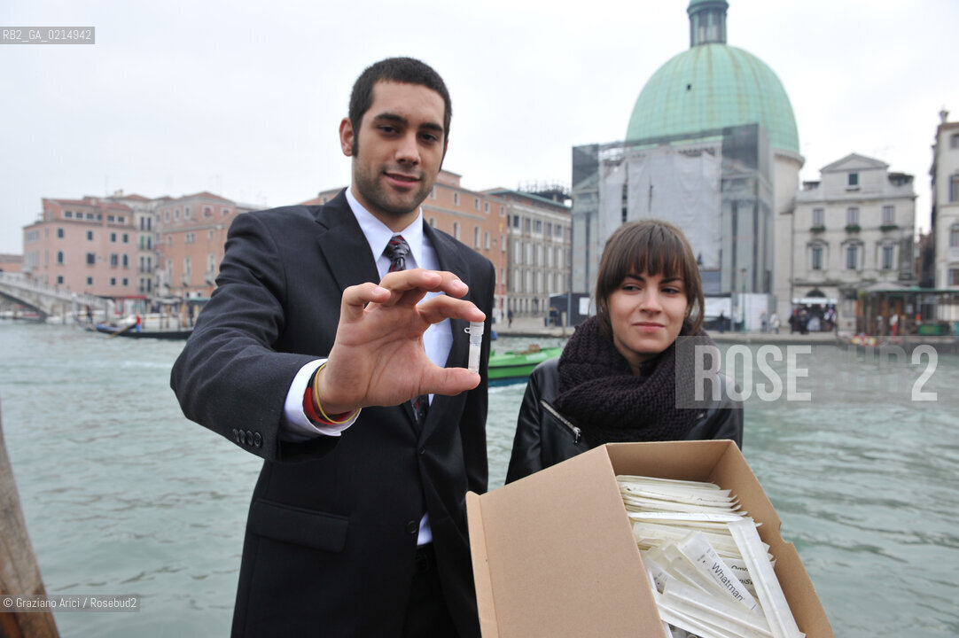 VENICE, NOVEMBER, 14TH 2009 - THE SYMBOLIC FUNERAL OF VENICE IN THE GRAND CANAL BY THE GROUP WWW.VENESSIA.COM. THE NUMBER OF VENITIAN CITIZENS NOW IS THE LOWEST IN HIS HISTORY, MINUS OF 60.000 : STUDENTS OF THE WPI-VENICE PROJECT CENTER OF NATIONAL GEOGRAFIC KEEP SOME BYOLOGICAL TRACES ON VENITIAN PEOPLE TO FIND A VENETIAN GENOMA ©Graziano Arici/Rosebud2/BLACKARCHIVES