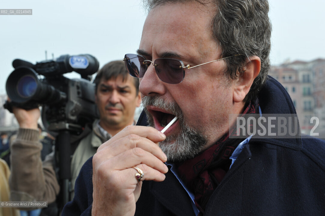 VENICE, NOVEMBER, 14TH 2009 - THE SYMBOLIC FUNERAL OF VENICE IN THE GRAND CANAL BY THE GROUP WWW.VENESSIA.COM. THE NUMBER OF VENITIAN CITIZENS NOW IS THE LOWEST IN HIS HISTORY, MINUS OF 60.000 : STUDENTS OF THE WPI-VENICE PROJECT CENTER OF NATIONAL GEOGRAFIC KEEP SOME BYOLOGICAL TRACES ON VENITIAN PEOPLE TO FIND A VENETIAN GENOMA ©Graziano Arici/Rosebud2/BLACKARCHIVES