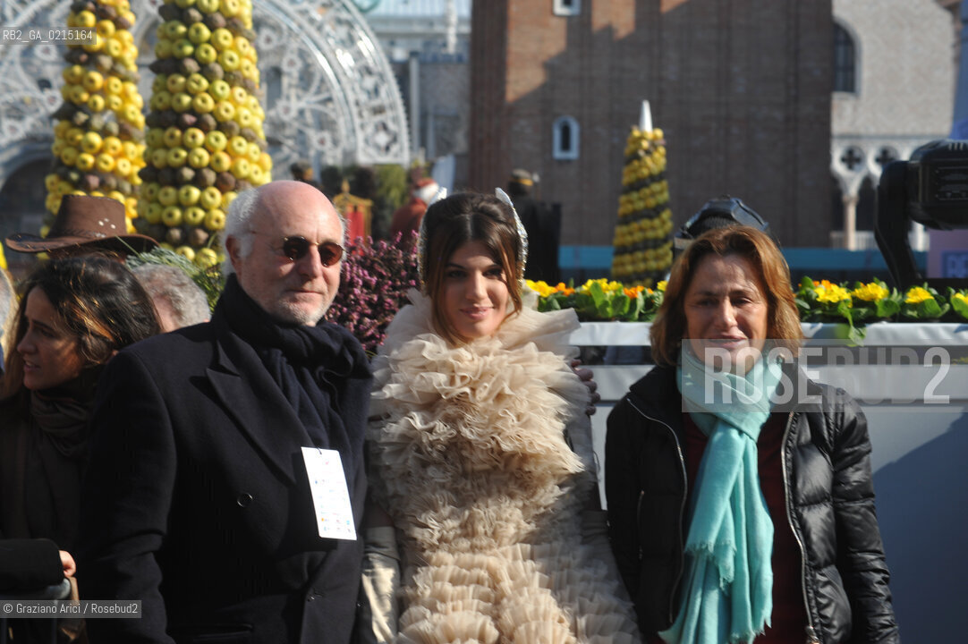 Venice 7 februry 2010 - Carnival in St.Marks Square in Venice : Volo dellAngelo  Angel flight by countess Bianca Brandolini dAdda with her father Tiberio Ruy Brandolini dAdda and her mother Georgina Marie, pricesse de Faucigny-Lucinge  ©Graziano Arici/Rosebud2 carnevale maschera