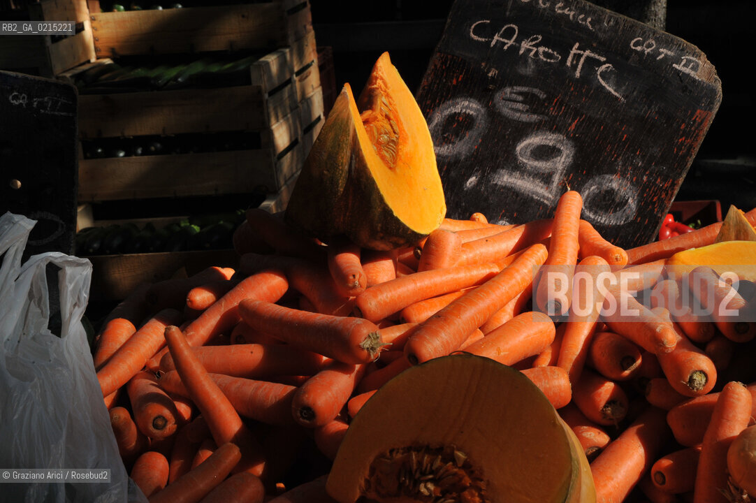 Arles (France - Provence - Provenza) 8/09 - Saturday Market in Arles  ©Graziano Arici/Rosebud2 geo mercato frutta verdura oliva