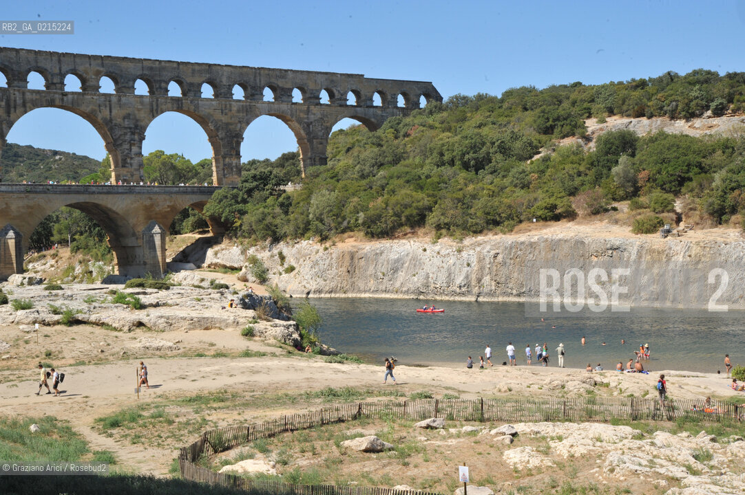 Pont-du Gard (France - Provence - Provenza) 8/09 - Pont-du-gard  ©Graziano Arici/Rosebud2 geo acquedotto romano barca fiume albero valentina
