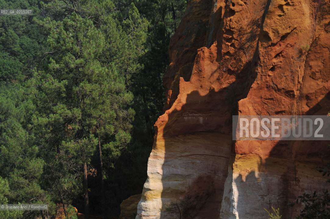 Roussillon (France - Provence - Provenza) 8/09 - colour ©Graziano Arici/Rosebud2 geo ocra rosso giallo