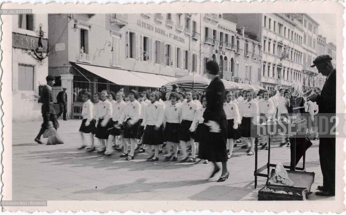 -VENEZIA, GIOVANI FASCISTI ALLA PARATA DOMENICALE, SENZA DATA. STAMPA AI SALI DARGENTO INCOLLATA SU CARTONCINO,  CM 11,2X6,9  ©ARCHIVIO Graziano Arici/Rosebud2   FOTOANTICHE.-VENICE, YOUNG FASCISTS MARCHED IN A SUNDAY PARADE, UNDATED. SILVER SALT PHOTOGRAPH MOUNTED ON CARDBOARD, CM 11,2X6,9 ©Graziano Arici / rosebud2