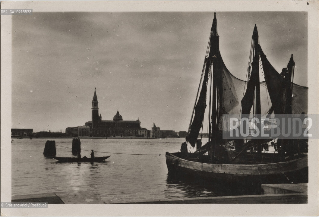 -VENEZIA, BACINO SAN MARCO CON BRAGOZZI, SENZA DATA. STAMPA AI SALI DARGENTO INCOLLATA SU CARTONCINO, CM 8,8X6 ©ARCHIVIO Graziano Arici/Rosebud2   FOTOANTICHE.-VENICE, BACINO SAN MARCO WITH BOATS, UNDATED. SILVER SALT PHOTOGRAPH  MOUNTED ON CARDBOARD, CM 8,8X6 ©Graziano Arici / rosebud2