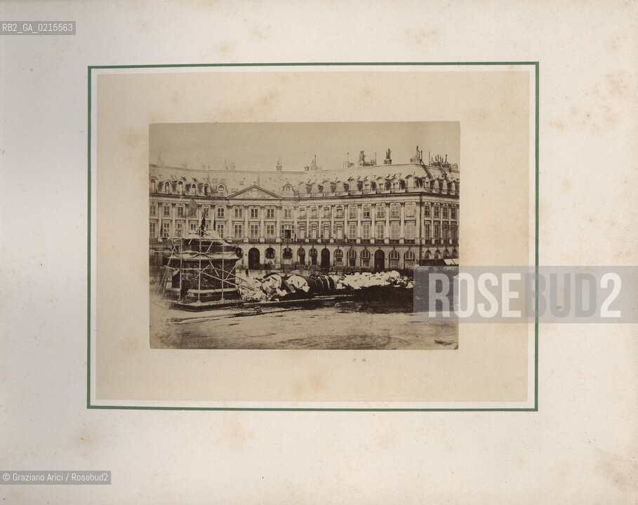 COMUNE DI PARIGI  1871- - PARIGI, , SENZA DATA, PLACE VENDOME CON LA COLONNA CROLLATA STAMPA ALLALBUMINA INCOLLATA SU CARTONCINO, CM 17,7X13,5. FOTOGRAFIA TRATTA DALLALBUM: ALBUM PHOTOGRAPHIQUE DES RUINES DE PARIS. ©ARCHIVIO Graziano Arici/Rosebud2  POSATA IN STUDIO, MESTIERI, FOTOANTICHE.PARIS COMMUNE 1871 -PARIS, , UNDATED, ALBUMEN PHOTOGRAPH MOUNTED ON CARDBOARD, CM 17,7X13,5 PHOTOGRAPH FROM THE ALBUM: ALBUM PHOTOGRAPHIQUE DES RUINES DE PARIS. ©Graziano Arici / rosebud2
